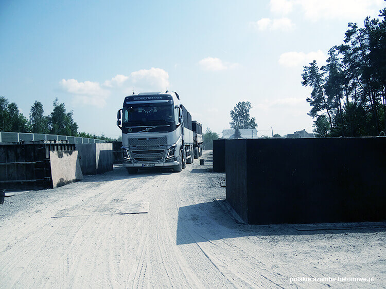 Transport szamb betonowych  w Złoczewie